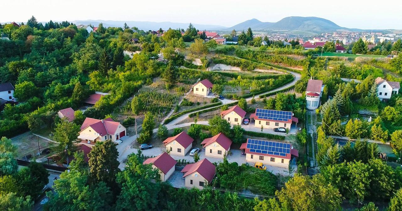 Tulipan Apartman Eger Exteriör bild
