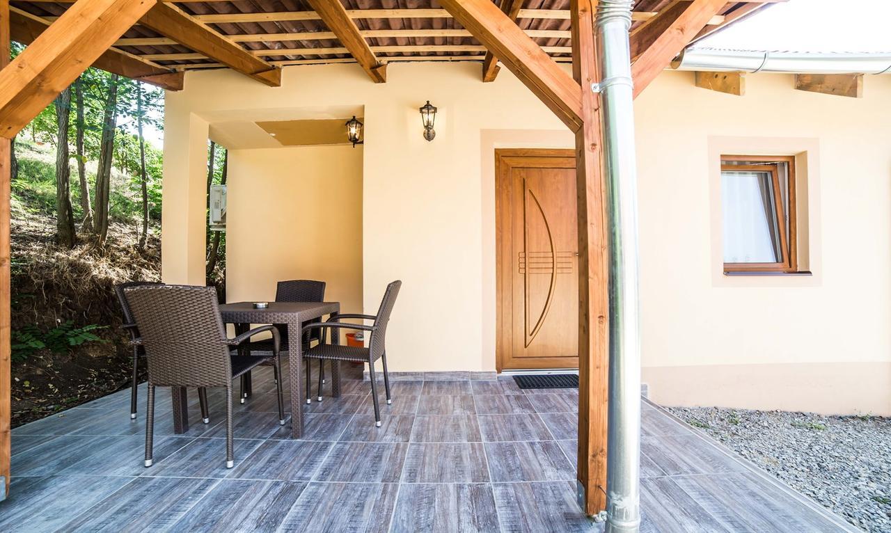 Tulipan Apartman Eger Exteriör bild
